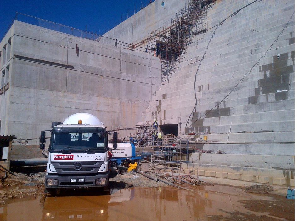 BergMix pump truck at the Spring Grove Dam wall under construction